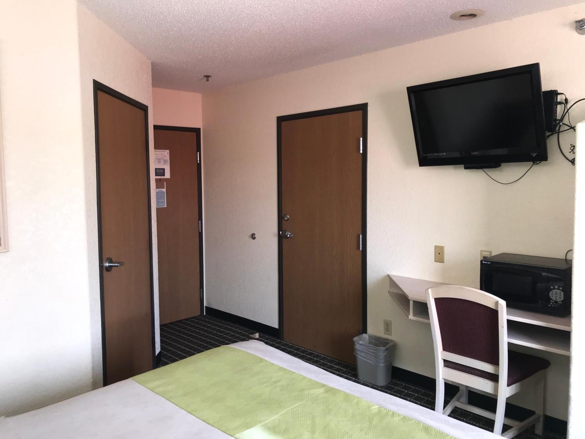 Chadron Inn & Suites Bagian luar foto